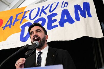 Zohran Mamdani habla durante una