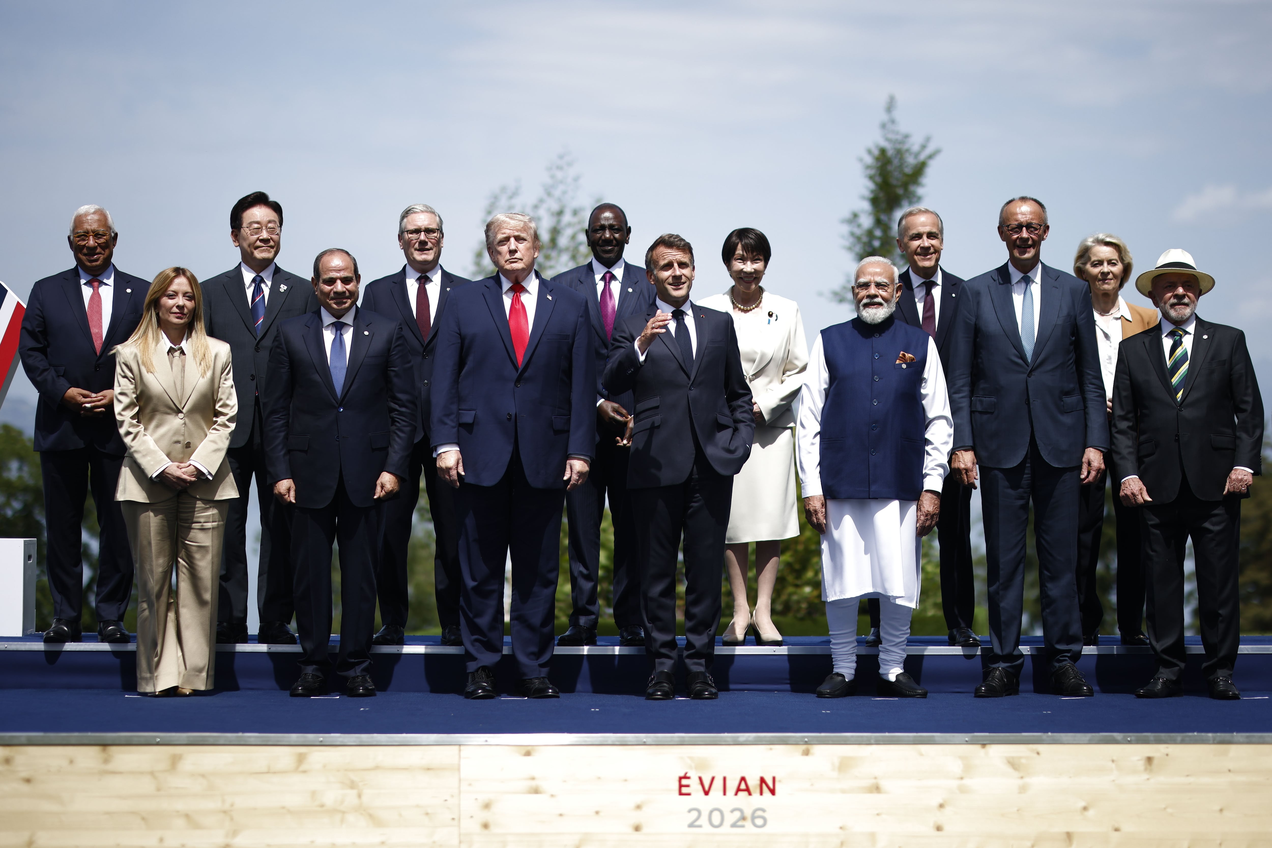 Lula da Silva y Donald Trump, junto a los otros líderes del G7, en una foto grupal en el Hotel Royal durante la Cumbre del G7 en Evian-les-Bains, en Francia
EFE/EPA/YOAN VALAT
