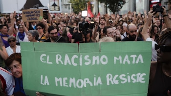 Cientos de personas claman contra el racismo en Madrid, Barcelona y Santiago: "No sobran migrantes, sobran fascistas"