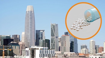 Vista panorámica del horizonte de San Francisco con rascacielos; en la parte superior derecha, un círculo naranja enmarca pastillas blancas que caen de un frasco azul.