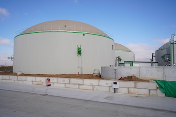 Instalaciones de la primera planta agroindustrial de biometano de Andalucía en La Calahorra (Granada). (Arsenio Zurita/Europa Press)