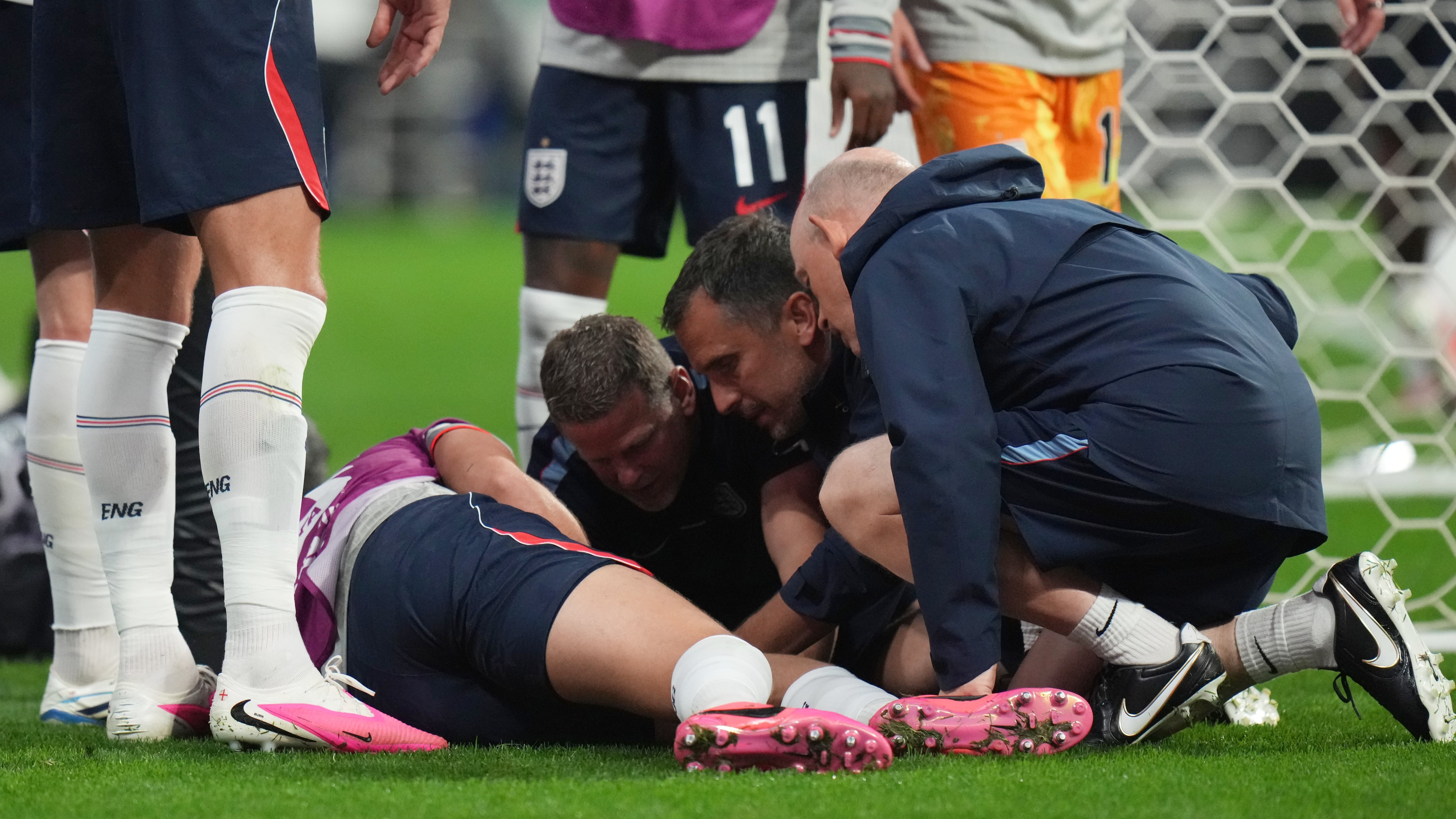 Miembros del equipo médico asisten a Jordan Henderson, jugador de la selección de Inglaterra, en el césped durante un partido.