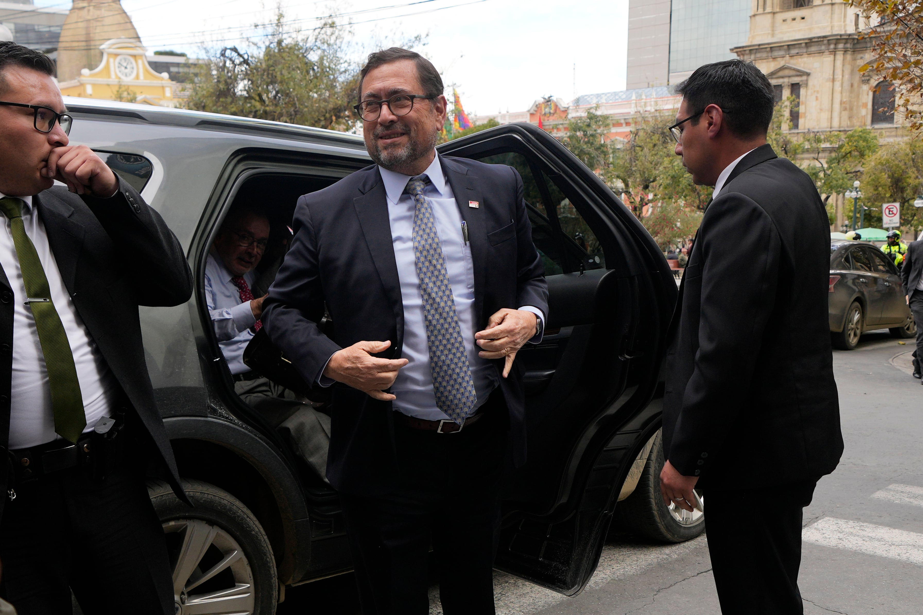 El ministro de Relaciones Exteriores de Chile, Francisco Pérez Mackenna, en el centro, llega para reunirse con su homólogo boliviano en La Paz, Bolivia, el jueves 23 de abril de 2026 (AP/Juan Karita)