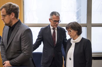 El abogado Holger Matt, junto