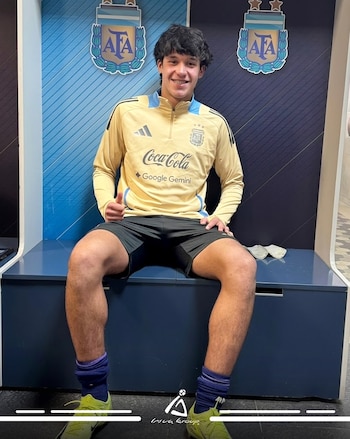 Joaquín Reinoso posa con la ropa de la selección argentina. El delantero, categoría 2011, juega en Vélez y nación en Nueva Zelanda (Instagram @joacoreinoso21)