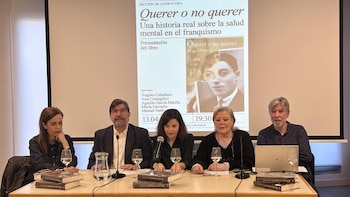 Manuel Valdivia presenta su primera novela, 'Querer o no querer', sobre memoria, familia y salud mental en la posguerra