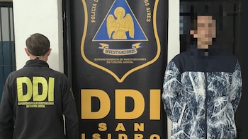 Detuvieron a "el simulador": se vistió de policía y amenazó a su novia con una tonfa y un arma de fuego