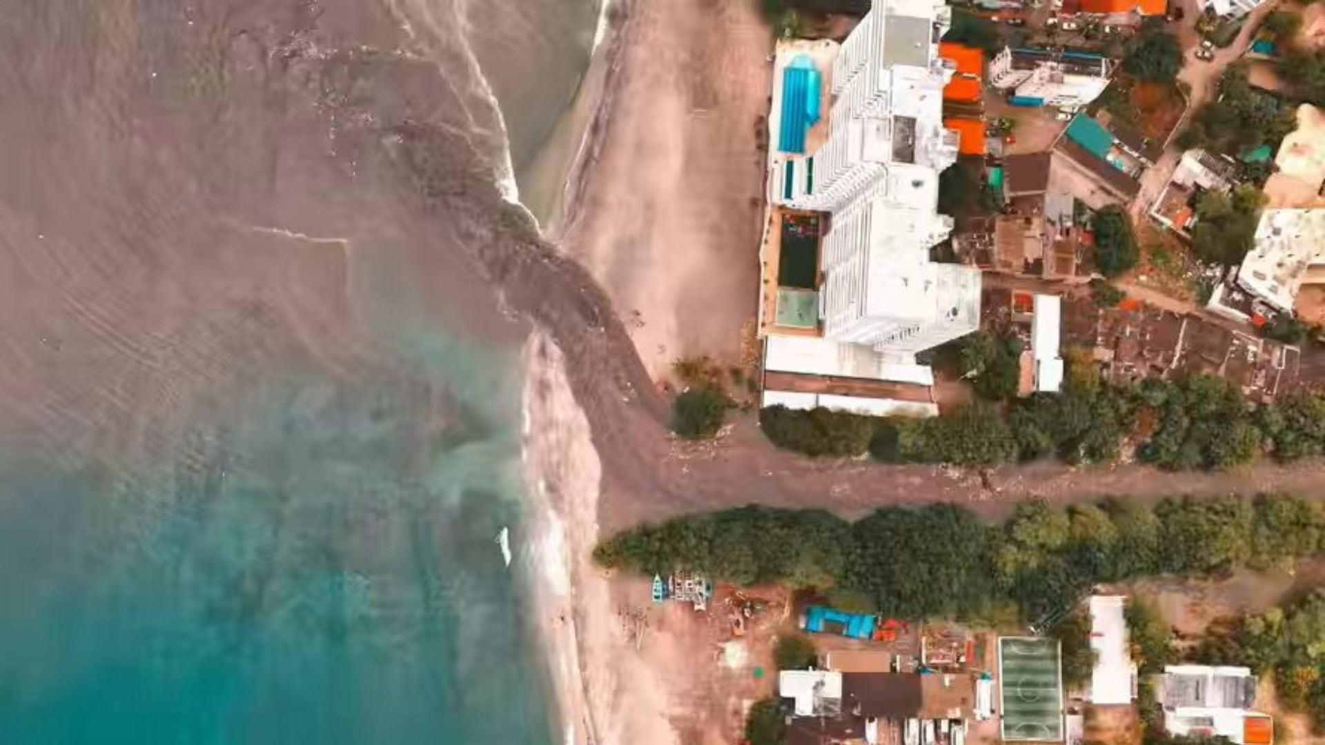 La corriente de la bahía de Santa Marta transportó bolsas, envases, plásticos y otros desechos hacia el mar tras las lluvias recientes. - crédito captura de video (@guillerodph/X)