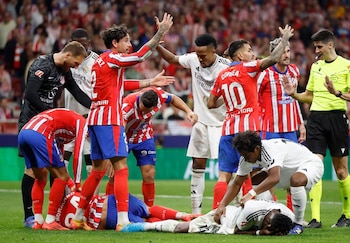 Robin Le Normand y Aurelien Tchouameni tras chocar en un derbi entre Atlético y Real Madrid (REUTERS)