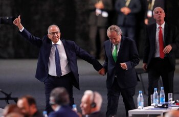 Foto de archivo de dirigentes