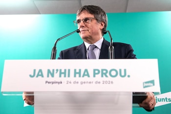 24/01/2026 El presidente de Junts per Catalunya, Carles Puigdemont (C), ofrece declaraciones a los medios, a 24 de enero de 2026, en Perpiñán (Francia). Puigdemont ha convocado una cumbre extraordinaria con toda la cúpula del partido, diputados y algunos de sus alcaldes con motivo de los recientes incidentes en la red ferroviaria y las carreteras catalanas causados por el accidente de un tren de Rodalies en el municipio barcelonés de Gelida del pasado martes.
POLITICA
Glòria Sánchez - Europa Press