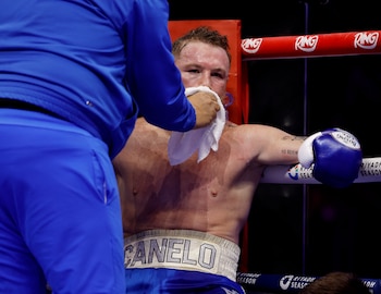 Dos figuras del deporte mexicano criticaron el legado que ha construido Saúl Álvarez y coincidieron en señalar los cuidados que han tenido para su éxito (REUTERS/Hamad I Mohammed)