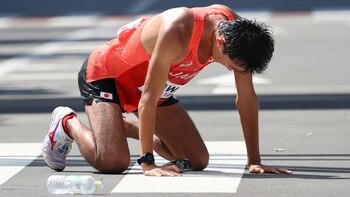 Japonés Masatora Kawano se arrodilla tras concluir la prueba de Marcha 50 km en Juegos Olímpicos. Parque Odori, Sapporo, Japón. 6 de agosto de 2021.
REUTERS/Kim Hong-Ji