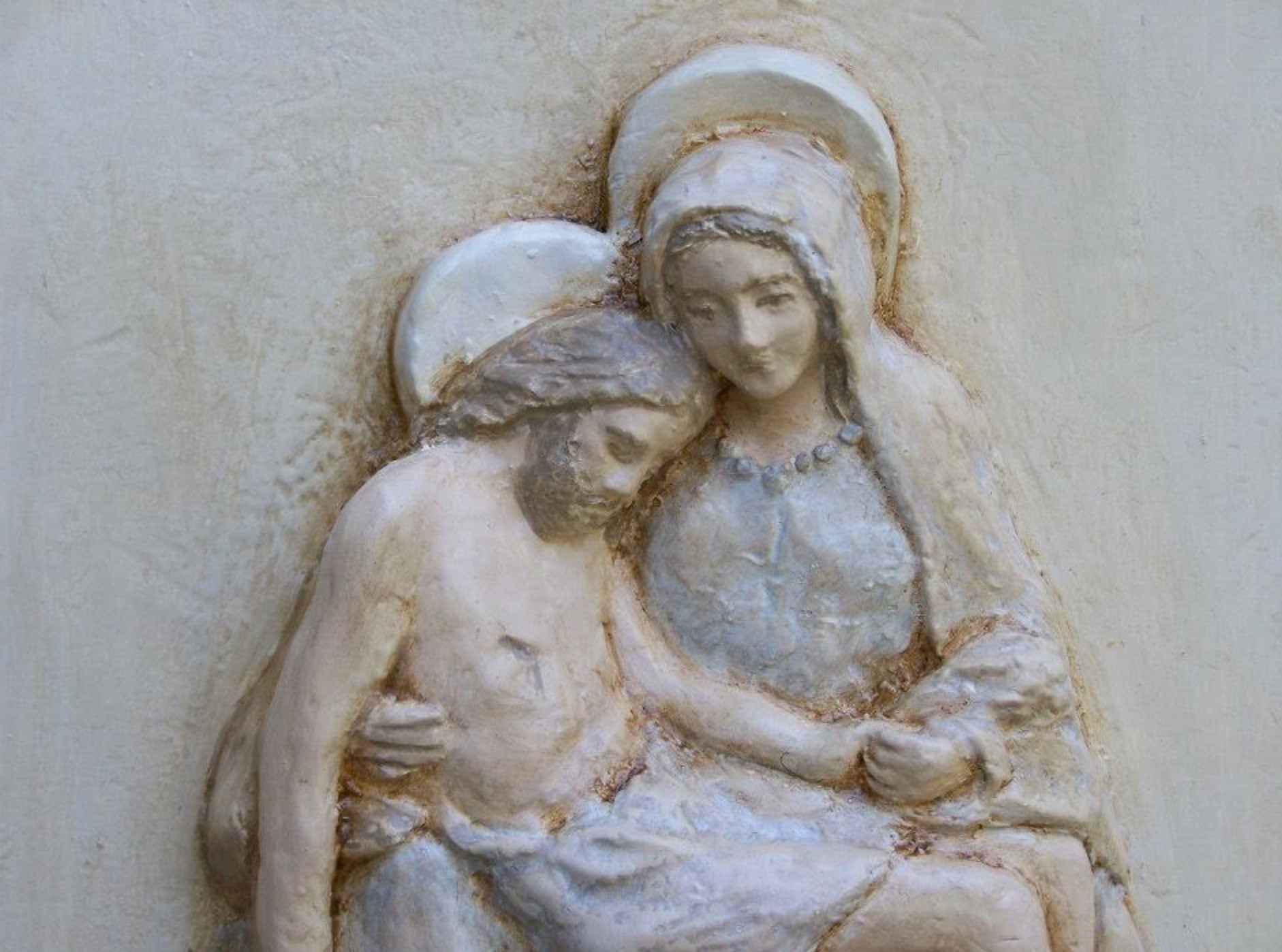 La artista es reconocida por su extensa producción de imágenes de la Virgen María, que se destacan por la serenidad y dulzura de sus expresiones.