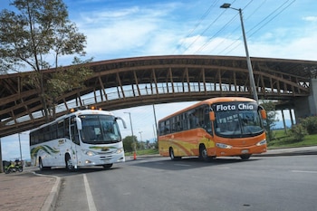 La propuesta inicial de trasladar los servicios de Portal 80 al Terminal de Salitre generó preocupación por el alza en tarifas y tiempos de viaje - crédito Imagen Ilustrativa Infobae