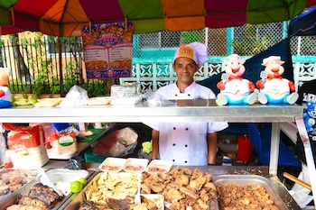 La actividad organizada este 18 de octubre en el distrito de La Paz reunió a vendedores de platillos porcinos, espectáculos en cuatro tarimas y degustaciones gratuitas entregadas por la alcaldía de La Paz Este (Foto cortesía La Paz Este Distrito San Rafael Obrajuelo)