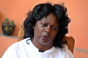La líder de las opositoras cubanas Damas de Blanco, Berta Soler, denunció que fue detenida durante horas junto al ex preso político Ángel Moya. (EFE/Alejandro Ernesto)