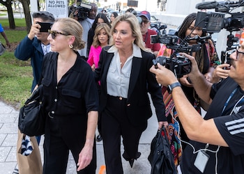 Karla Wittkop Rocha (i), esposa