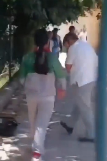 Una pelea entre dos estudiantes quedó grabada en video y abrió un intenso debate sobre el bullying y la violencia dentro de las escuelas. (Captura de pantalla)
