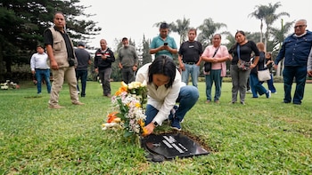Keiko Fujimori acude a la tumba de Alberto Fujimori en el Día del Padre y con la proyección de victoria en el balotaje