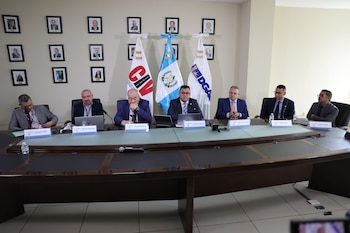 La Dirección General de Aeronáutica Civil y la COCESNA presentaron la reestructuración de las rutas aéreas de Guatemala ante el aumento de vuelos.