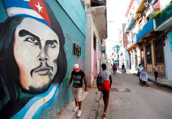 Ciudadanos protegidos con tapabocas caminan