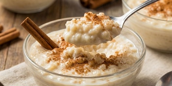 La receta clásica de arroz con leche se prepara con arroz de grano corto, leche entera, azúcar, canela y cáscara de limón (Imagen Ilustrativa Infobae)