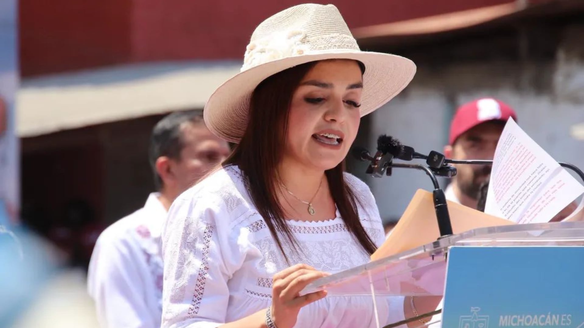 Grecia Quiroz se dirige al público desde un podio, solicitando a Claudia Sheinbaum atender las demandas ciudadanas ante la violencia en Uruapan. (@GreciaMich2027)