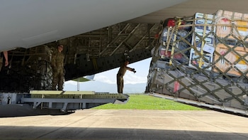 Estados Unidos envió dos buques y varias aeronaves con ayuda para Venezuela tras los terremotos