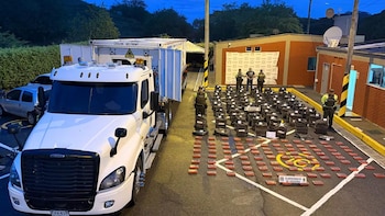 La Policía encontró los paquetes de cocaína ocultos dentro de cilindros de gas natural comprimido en un tractocamión-crédito Policía Nacional