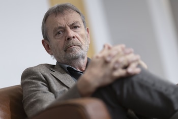 Un hombre mayor con barba