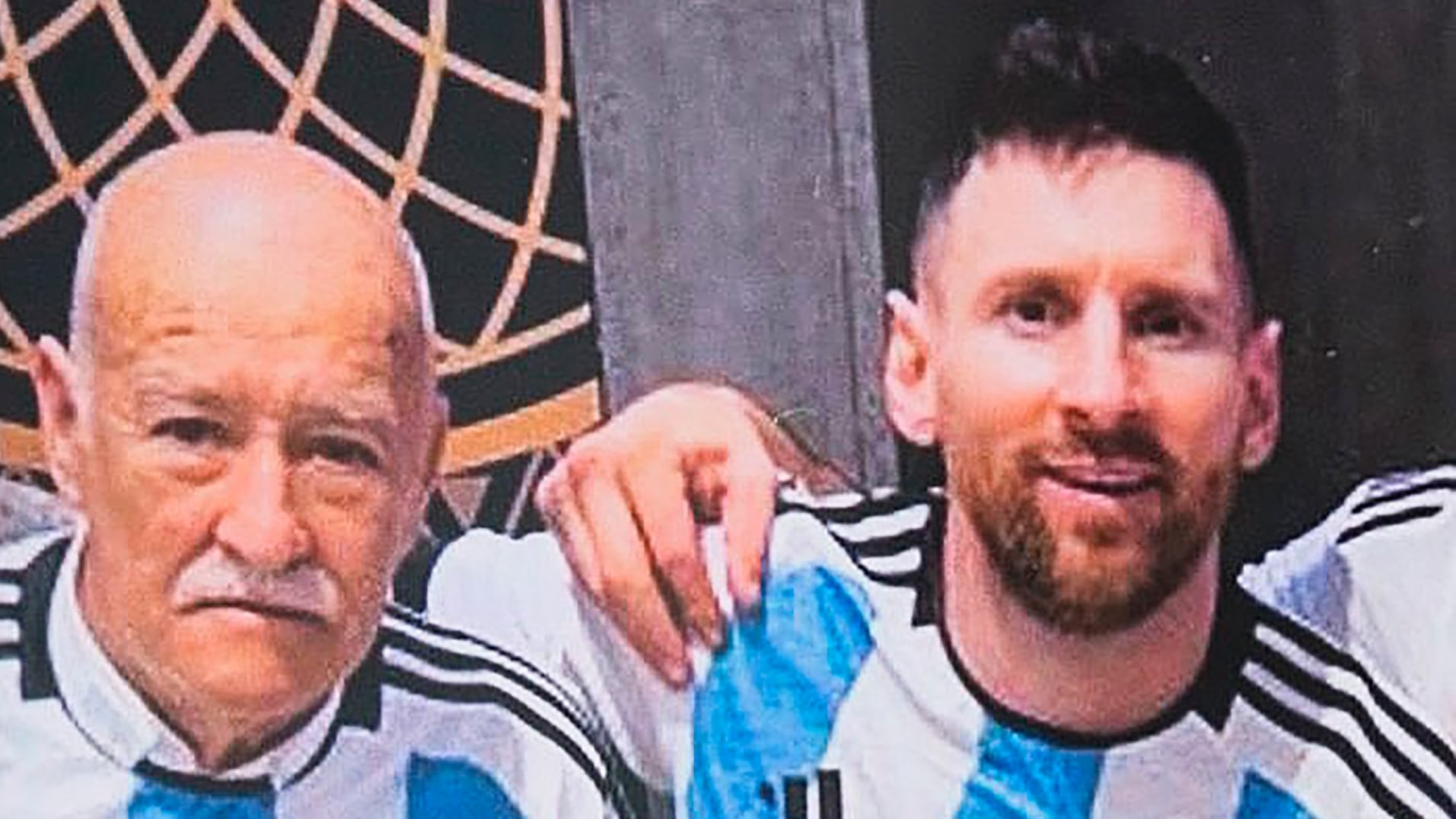 Foto de Papúa con Messi en el vestuario de Lusail, tras la conquista de la Copa del Mundo