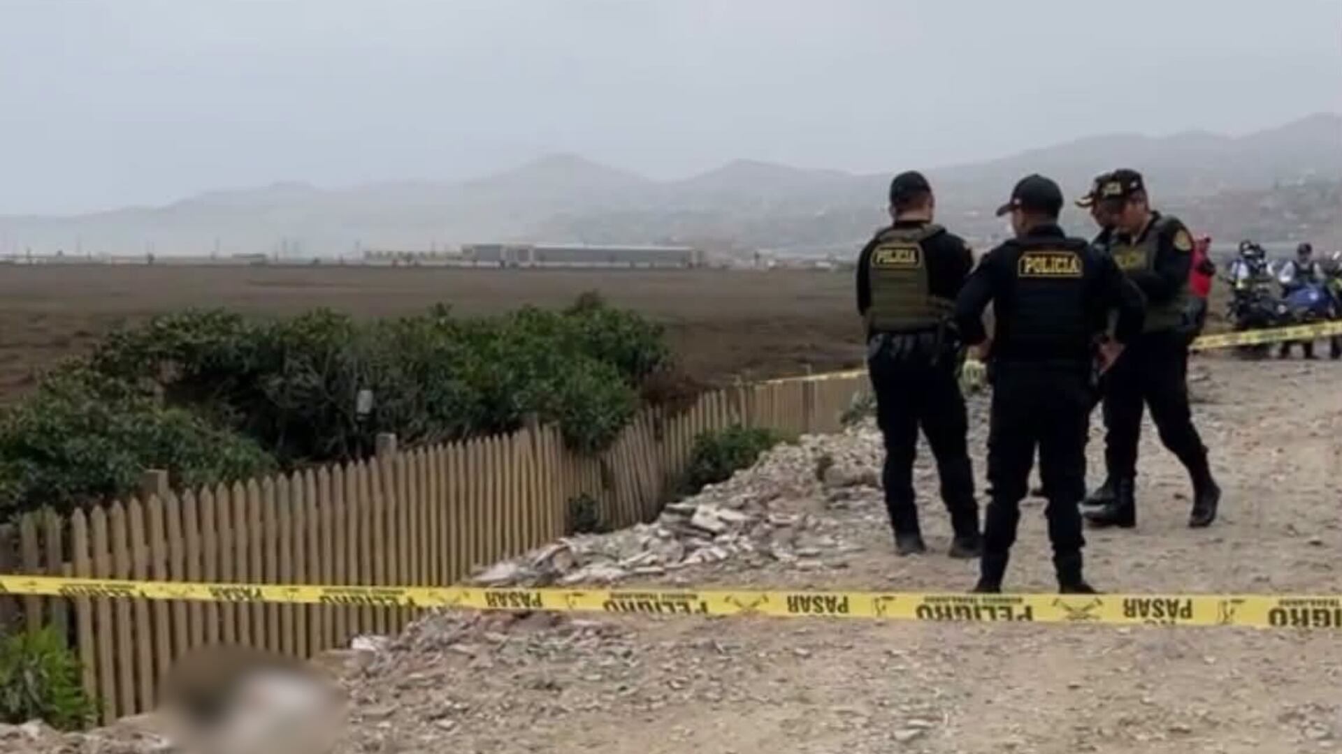 Efectivos de la Policía Nacional del Perú custodian la zona acordonada en Ventanilla tras el hallazgo del cuerpo de un hombre cerca de los humedales. (Foto: Facebook / Agenda Ventanilla)
