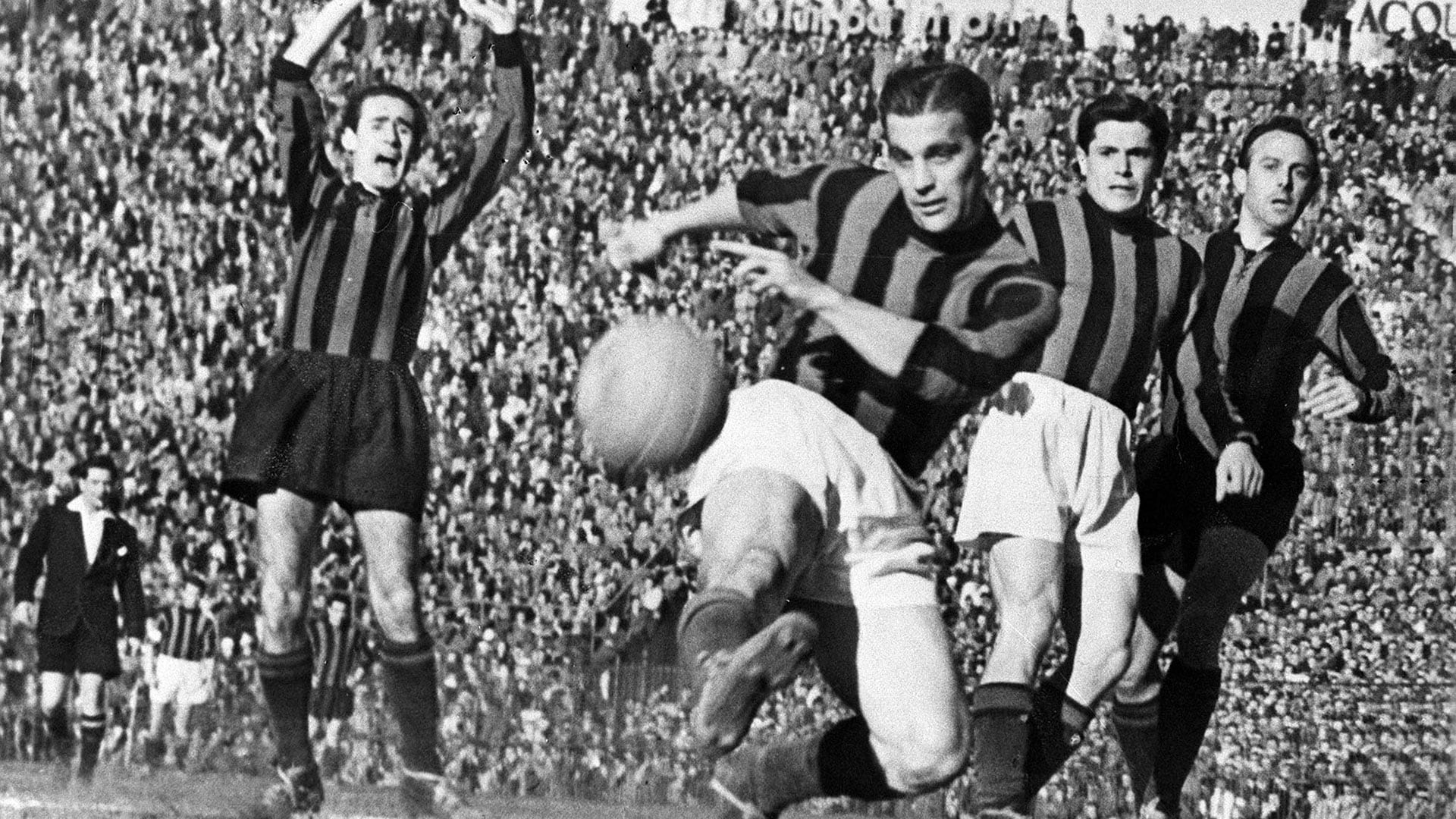 Gianni Rivera y Sandro Mazzola marcaron la rivalidad entre el Milan de Nereo Rocco y el Inter de Helenio Herrera en los años 60 (FOTO OMEGA)