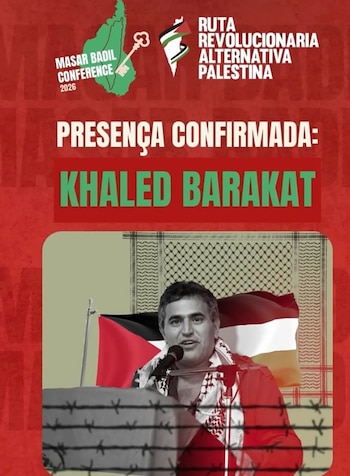 Cartel promocional rojo con un hombre de cabello oscuro hablando frente a un micrófono, con una bandera palestina y un patrón de keffiyeh detrás, y alambre de púas al frente
