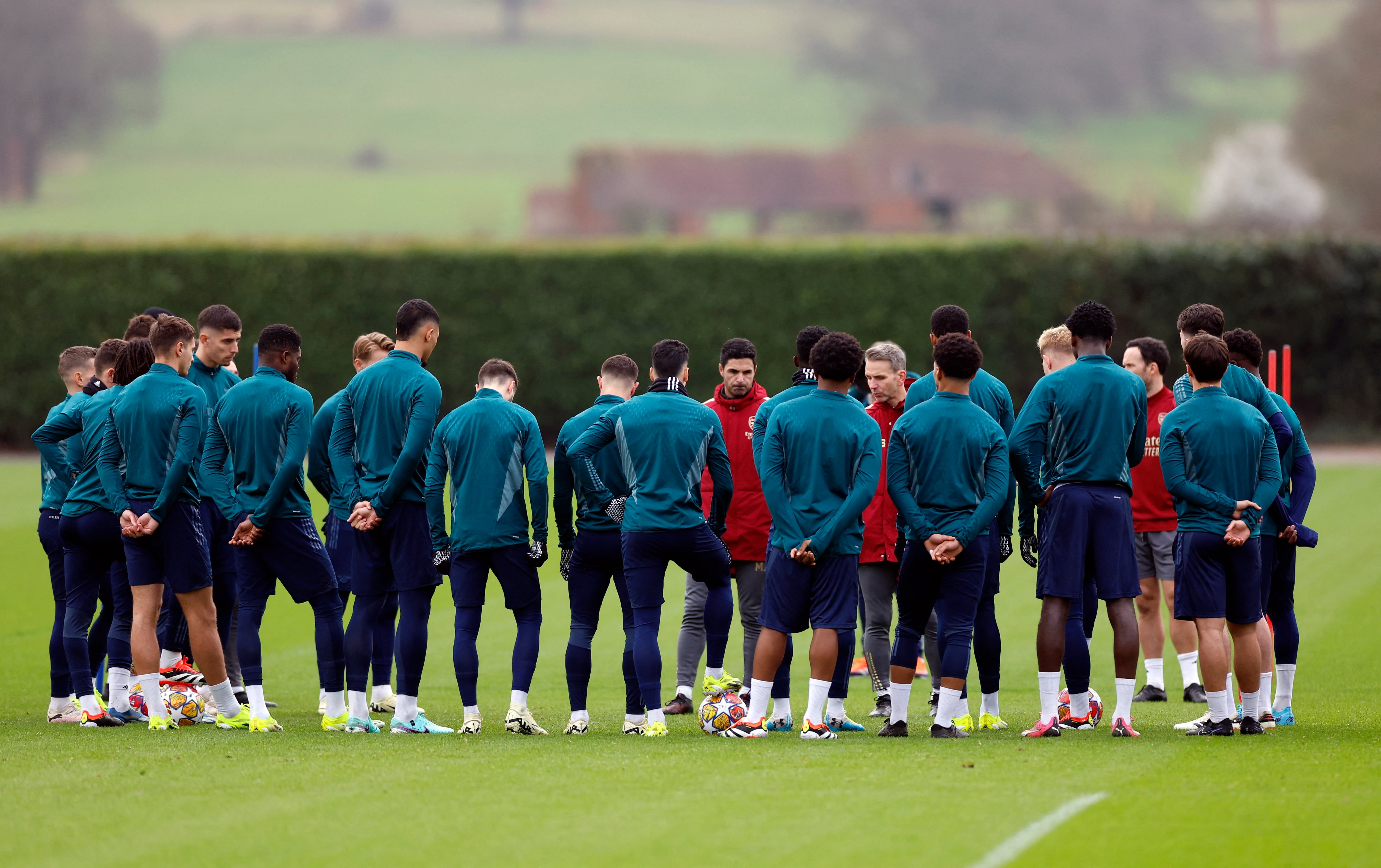 Los jugadores enfrentaron distintas incomodidades a la hora de entrenar, viajar o incluso comer como medidas de Mikel Arteta (Action Images via Reuters/Peter Cziborra)