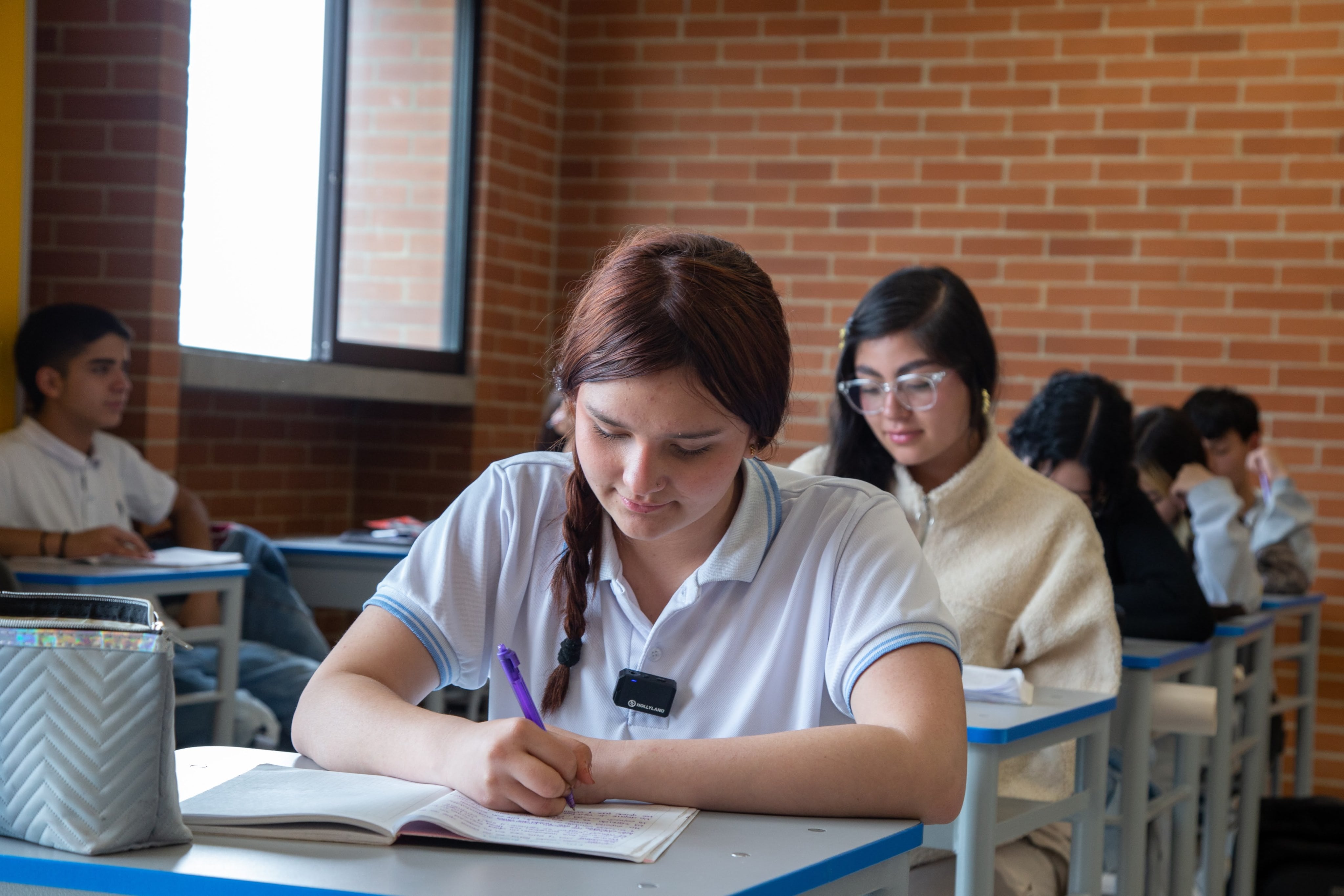 La norma permite excepciones para el uso de celulares por salud, discapacidad, accesibilidad y emergencias, con acuerdos entre familia, estudiante e institución - crédito @Educacionbogota / X