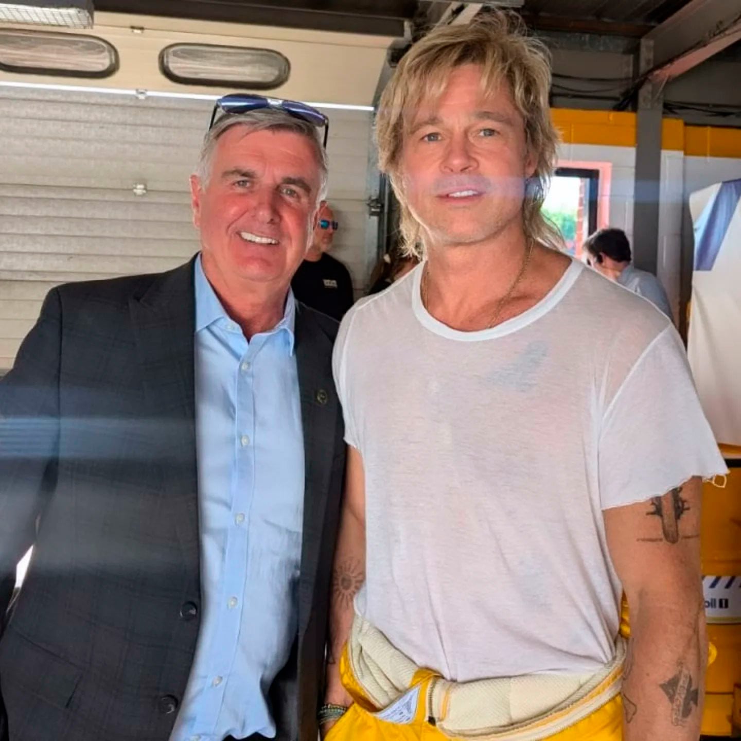 Martin Donnelly junto a Brad Pitt. El ex piloto norirlandés inspiró al personaje del afamado actor en F1 The Movie (Prensa F1 The Movie)