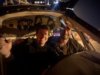 Tom Cruise y Glen Powell en el rodaje de 'Top Gun: Maverick'