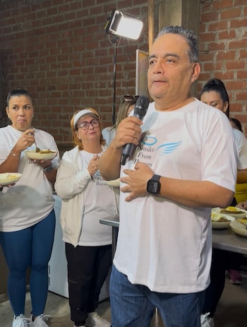 Jorge Benavides participó en la jornada solidaria de Panamericana Televisión en la olla común Shekinah, en Jicamarca.