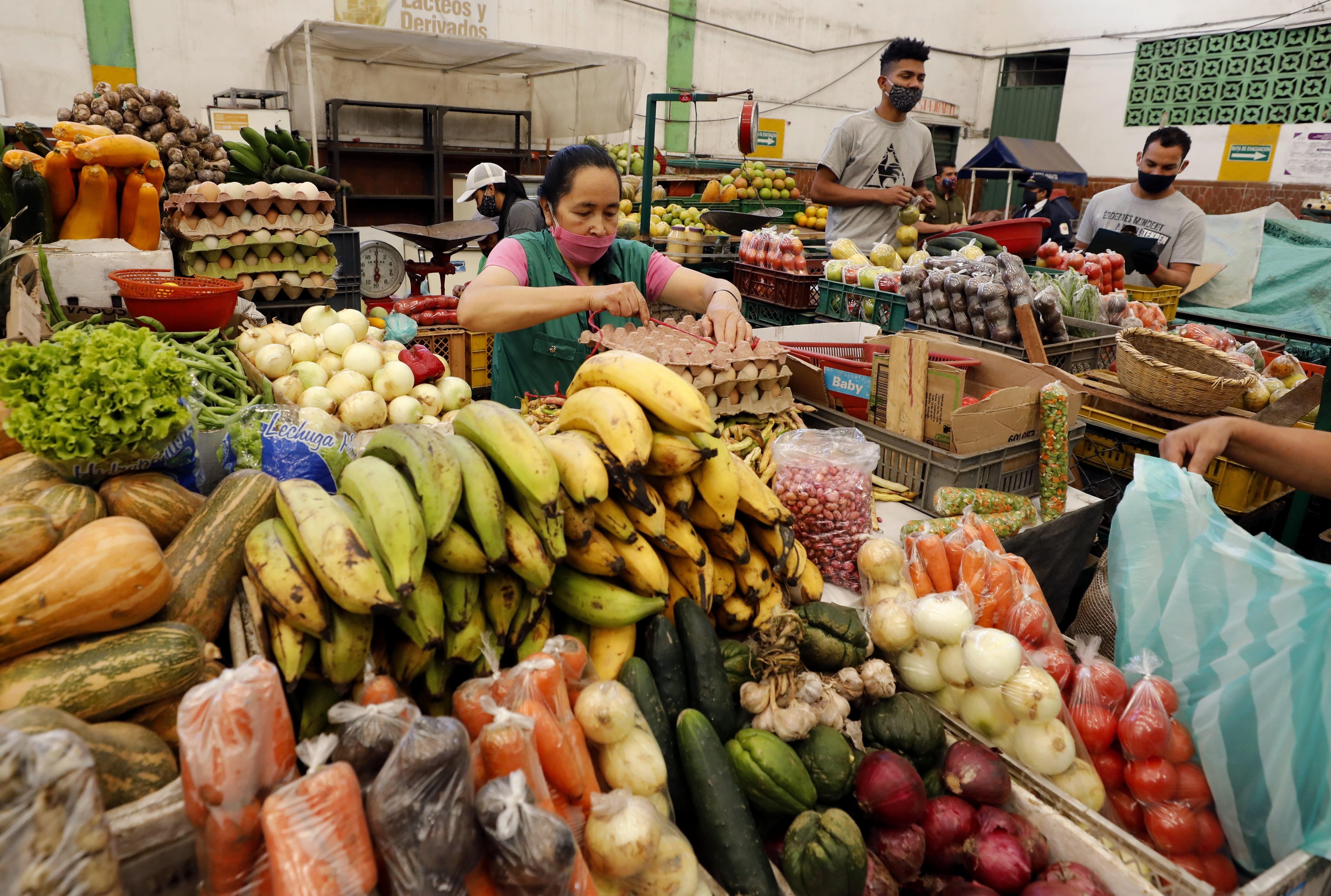 Los comerciantes no pueden aprovechar la situación de calamidad para obtener un lucro adicional mediante aumentos de precios que no tengan una justificación económica objetiva - crédito Mauricio Dueñas Castañeda/EFE