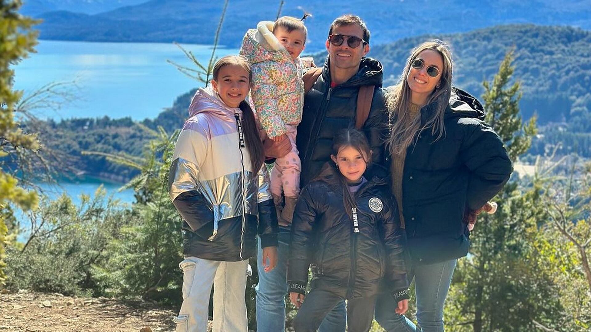 La expareja durante uno de sus viajes familiares con sus tres hijas (Instagram)
