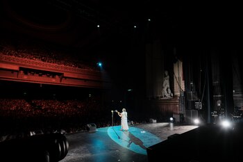 La cantante mexicana rindió homenaje