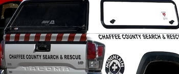 Parte trasera y lateral de una camioneta blanca con la inscripción Chaffee County Search & Rescue y un emblema circular de rescate