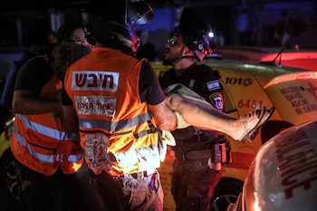 Personal de emergencia asiste a