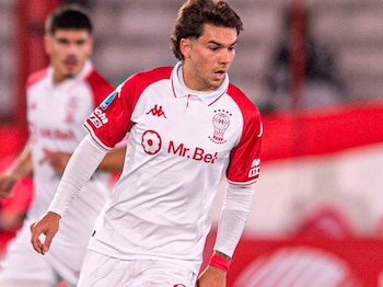Imagen dividida: a la izquierda, Morena Beltrán sonríe con cabello castaño y un abrigo beige; a la derecha, Lucas Blondel en uniforme de fútbol blanco y rojo