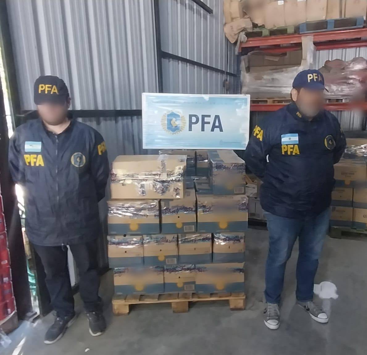 Agentes de la Policía Federal Argentina (PFA) custodian una gran cantidad de mercadería incautada durante un operativo en Los Cardales (Policía Federal Argentina)
