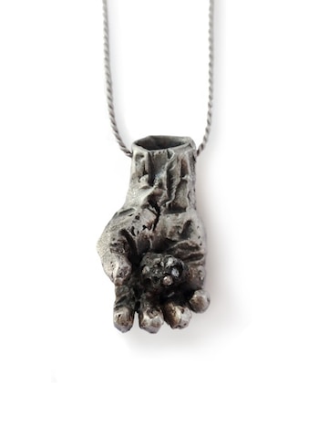 Un colgante con una mano