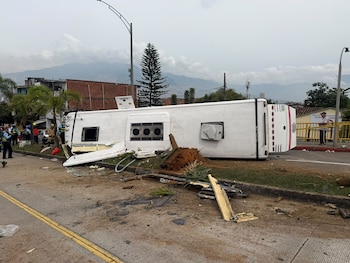 Las autoridades investigan si el bus perdió el control durante el descenso por la avenida Barranquilla - crédito Alcaldía de Medellín