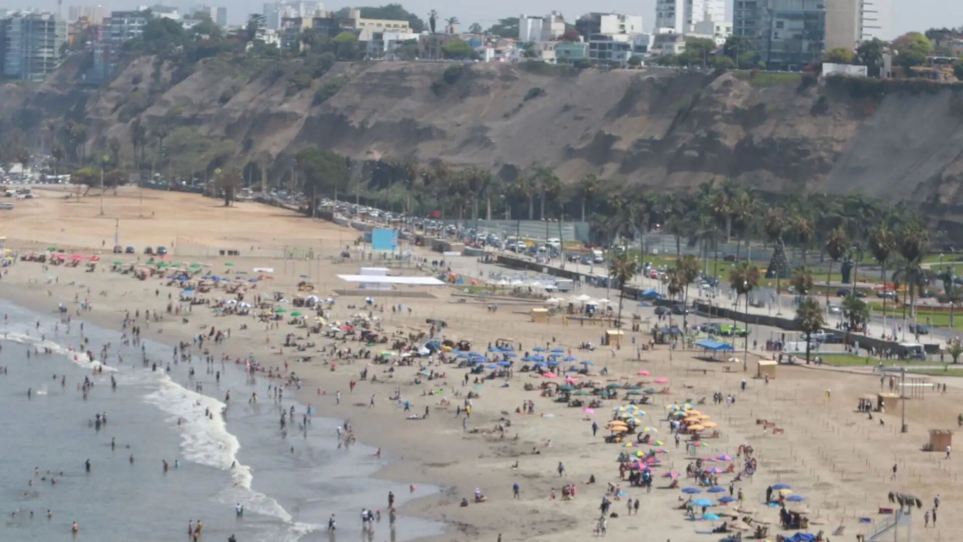 El monitoreo continuará de manera permanente y el Senamhi difundirá información actualizada para promover la prevención y la protección de la salud ante la alta radiación, especialmente en días de gran concurrencia en las playas - Créditos: Andina.